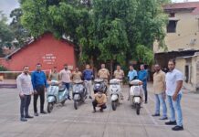 Pune सराईत वाहन चोरास अटक करून त्याच्याकडून ५ अॅक्टिव्हा मोपेड खडक पोलिसांनी जप्त