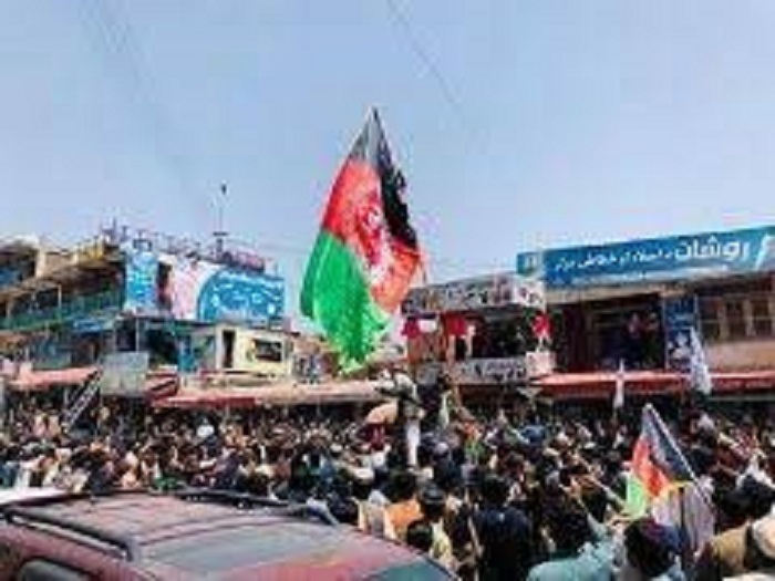 स्वतंत्रता दिवस पर अफगानिस्तान का झंडा लेकर लोगों ने किया प्रदर्शन